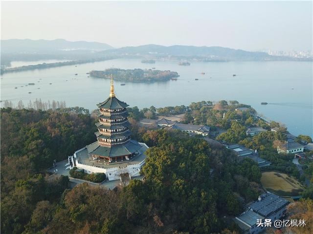 曾经倒过一次的雷峰塔,是西湖的十大景观之一,建筑古风古色
