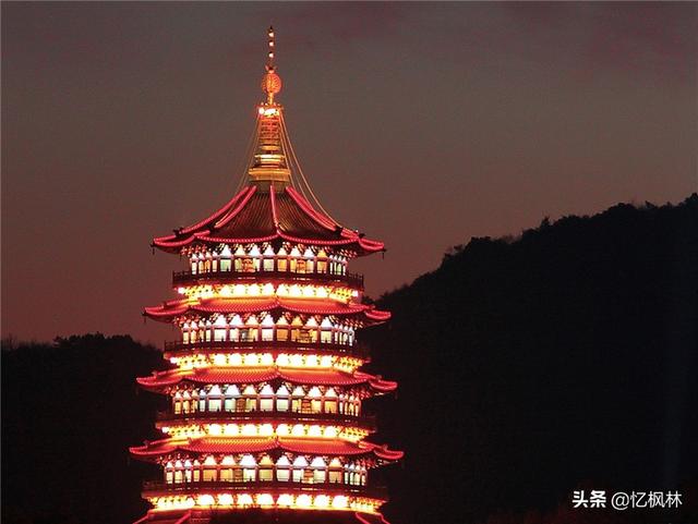 曾经倒过一次的雷峰塔,是西湖的十大景观之一,建筑古风古色
