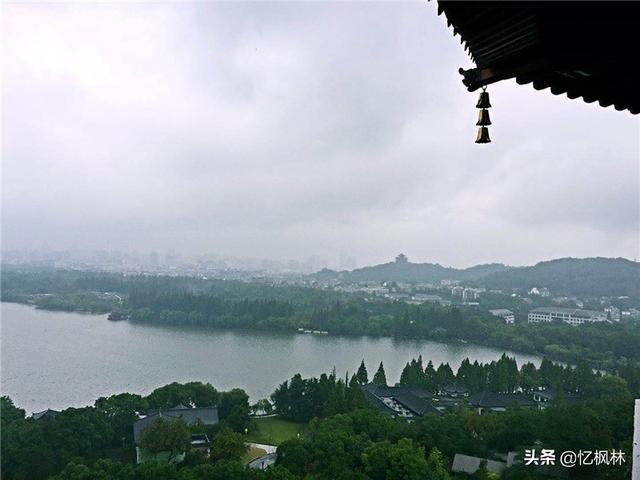 曾经倒过一次的雷峰塔，是西湖的十大景观之一，建筑古风古色