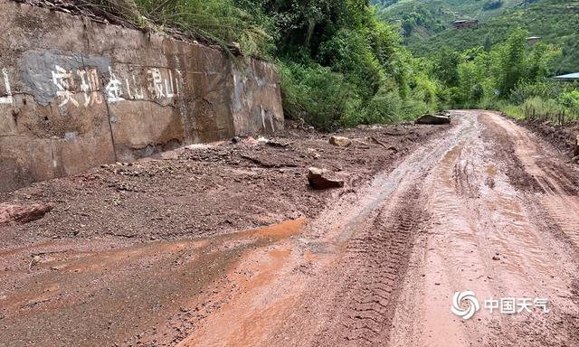 强降雨来袭 云南绥江三渡村道路被洪水冲毁