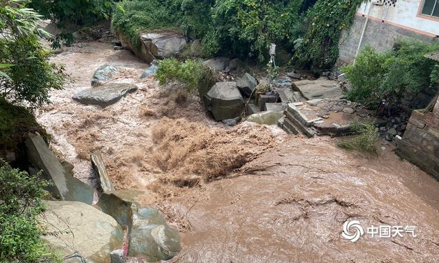 强降雨来袭 云南绥江三渡村道路被洪水冲毁