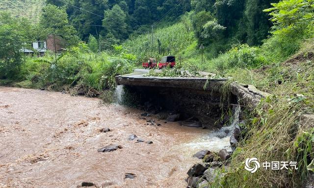 强降雨来袭 云南绥江三渡村道路被洪水冲毁