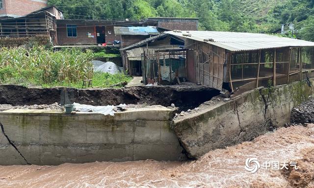 强降雨来袭 云南绥江三渡村道路被洪水冲毁