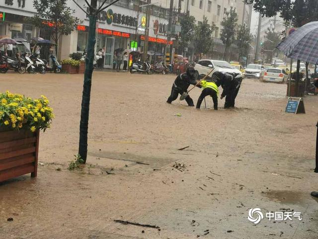 甘肃陇南甘南遭遇强降雨 房屋损毁电线杆被冲倒