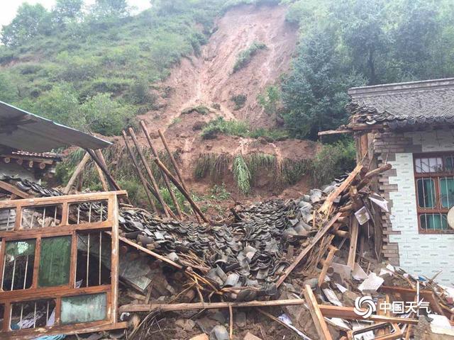 甘肃陇南甘南遭遇强降雨 房屋损毁电线杆被冲倒