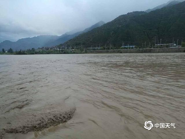 甘肃陇南甘南遭遇强降雨 房屋损毁电线杆被冲倒