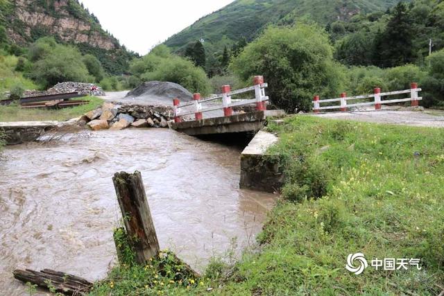 甘肃陇南甘南遭遇强降雨 房屋损毁电线杆被冲倒