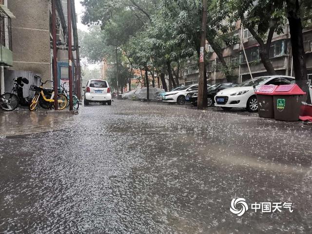 天津降雨路面湿滑 工作人员清理积水忙