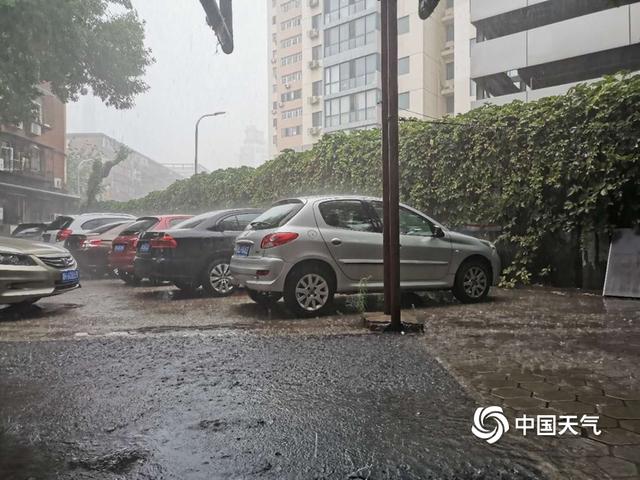 天津降雨路面湿滑 工作人员清理积水忙