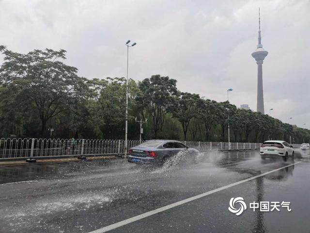 天津降雨路面湿滑 工作人员清理积水忙