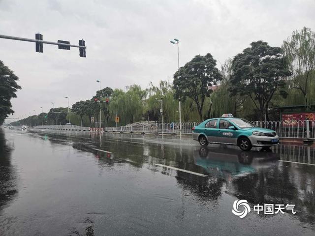 天津降雨路面湿滑 工作人员清理积水忙