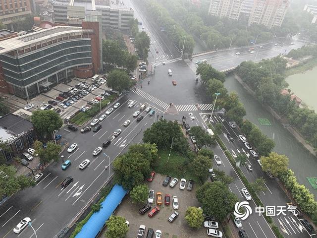 天津降雨路面湿滑 工作人员清理积水忙