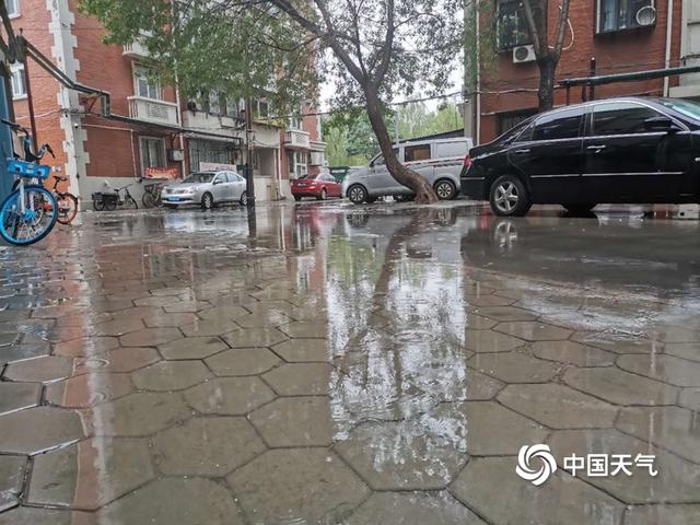 天津降雨路面湿滑 工作人员清理积水忙