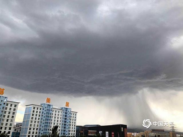 甘肃嘉峪关雷雨来袭 上空出现雨幡奇景