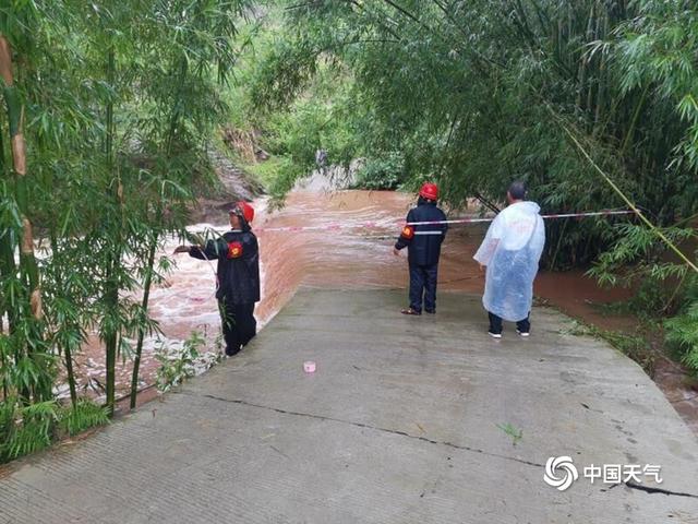 四川宜宾遭遇暴雨侵袭 河水上涨农田被淹