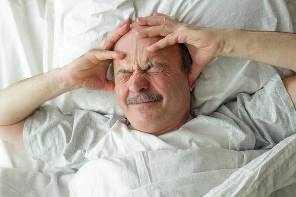 睡觉时，频繁出现手脚麻的现象，或是身体发出的讯号，应引起重视