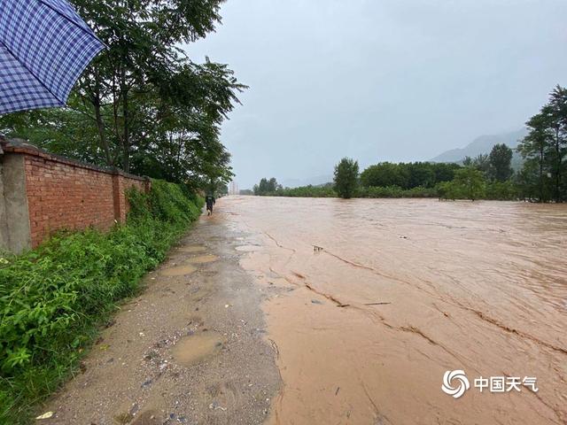 暴雨连袭甘肃成县 村民院落水流“成河”