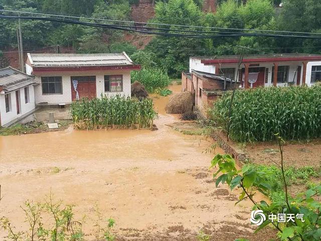 暴雨连袭甘肃成县 村民院落水流“成河”