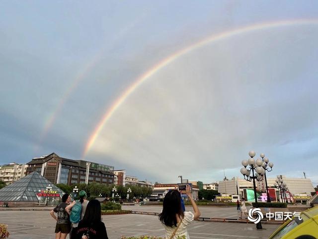 超美！广西桂林雨后惊现双彩虹