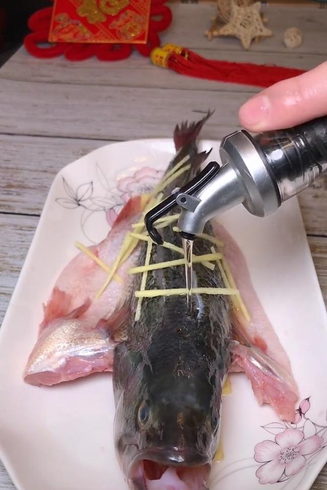 广东传统名菜清蒸鲈鱼,肉质细嫩爽滑,汤汁甘甜醇香满满都是享受