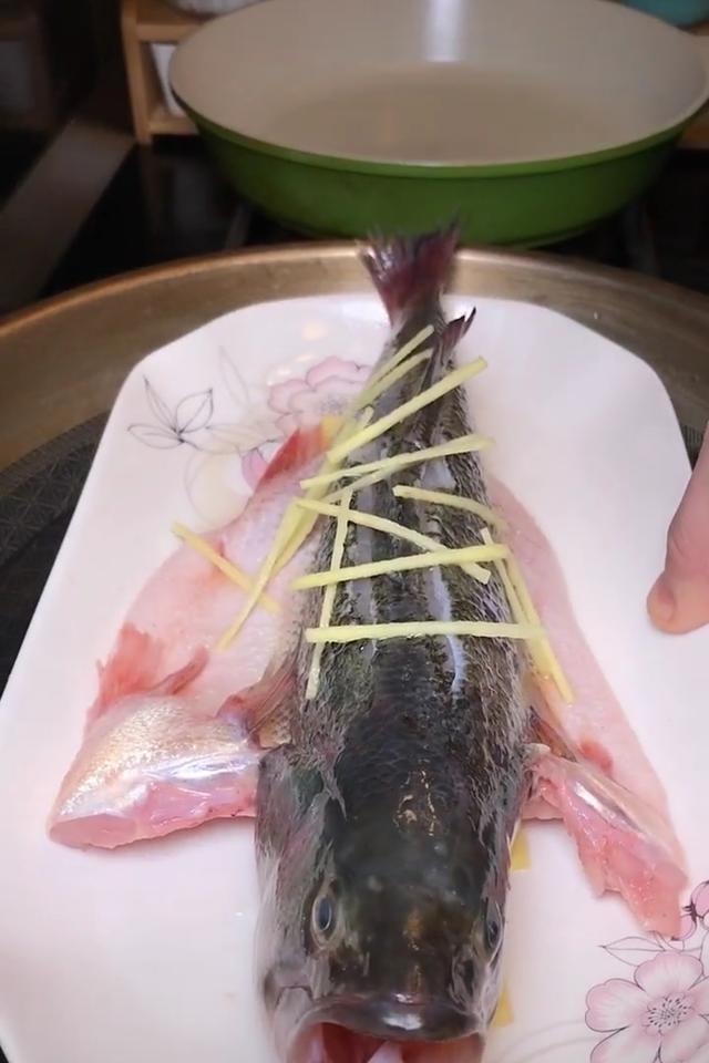 广东传统名菜清蒸鲈鱼,肉质细嫩爽滑,汤汁甘甜醇香满满都是享受