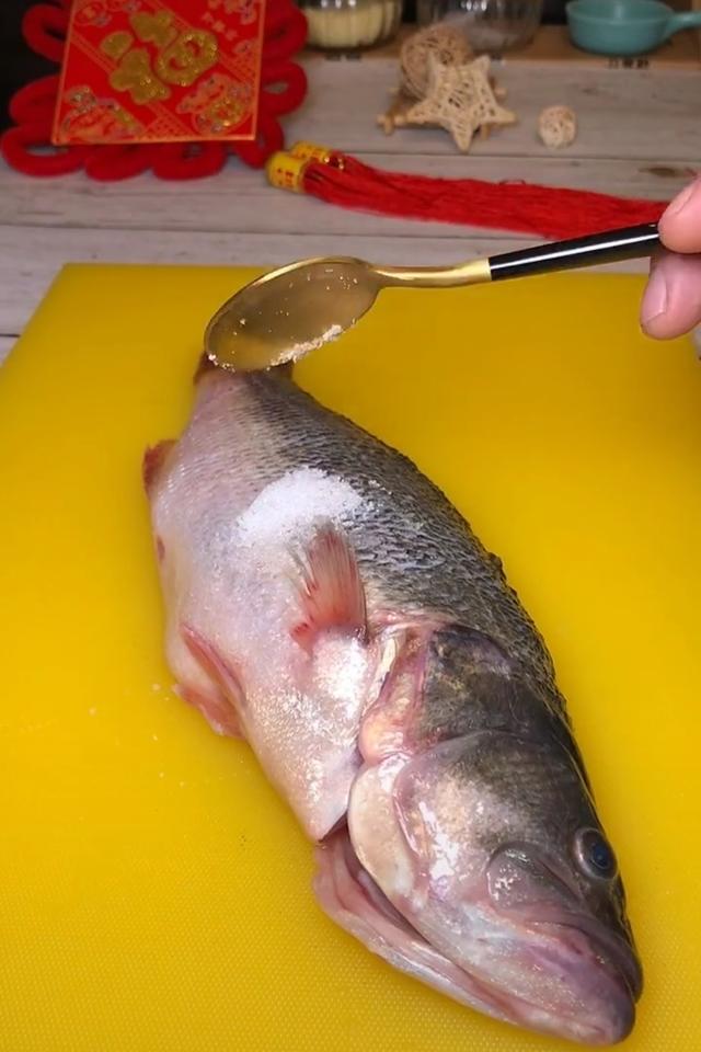 广东传统名菜清蒸鲈鱼,肉质细嫩爽滑,汤汁甘甜醇香满满都是享受