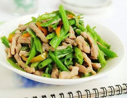 美食精选:红烧狮子头、大蒜肥肠鸡、空心菜梗炒肉丝、干锅鸡翅