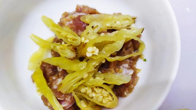 错将海鲜菇当金针菇买回家,第一次做这个菜,味道还不错。
