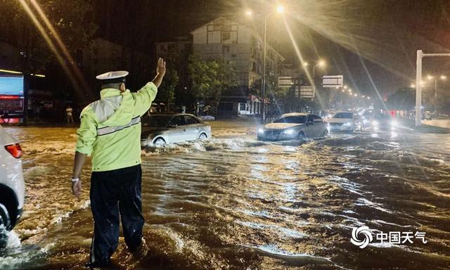 四川绵阳城区遭遇今年来最强降雨 内涝严重