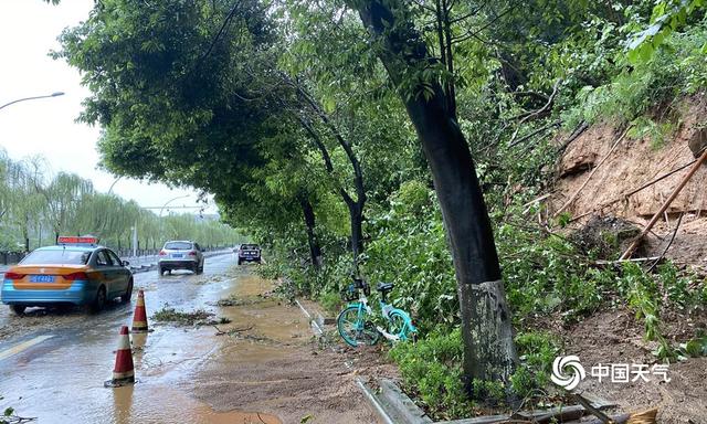 四川绵阳城区遭遇今年来最强降雨 内涝严重