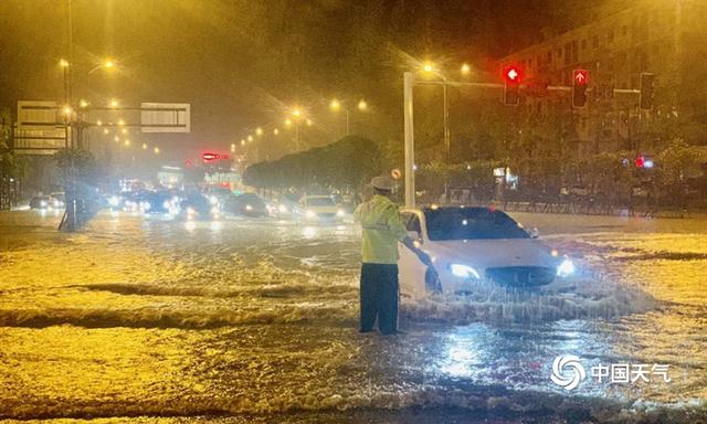 四川绵阳城区遭遇今年来最强降雨 内涝严重