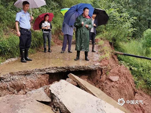 甘肃成县接连遭遇强降雨 多地山体滑坡道路垮塌