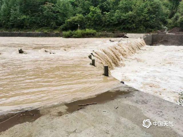 甘肃成县接连遭遇强降雨 多地山体滑坡道路垮塌