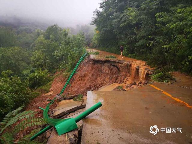 甘肃成县接连遭遇强降雨 多地山体滑坡道路垮塌