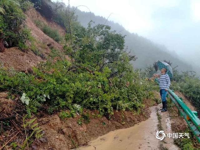 甘肃成县接连遭遇强降雨 多地山体滑坡道路垮塌