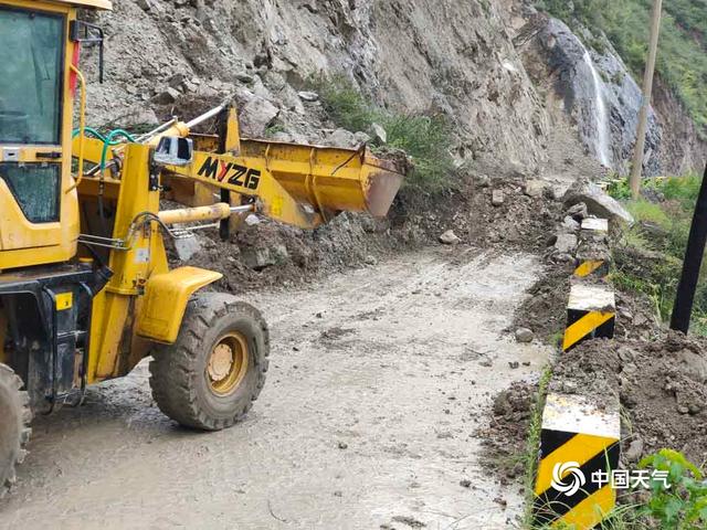 甘肃成县接连遭遇强降雨 多地山体滑坡道路垮塌