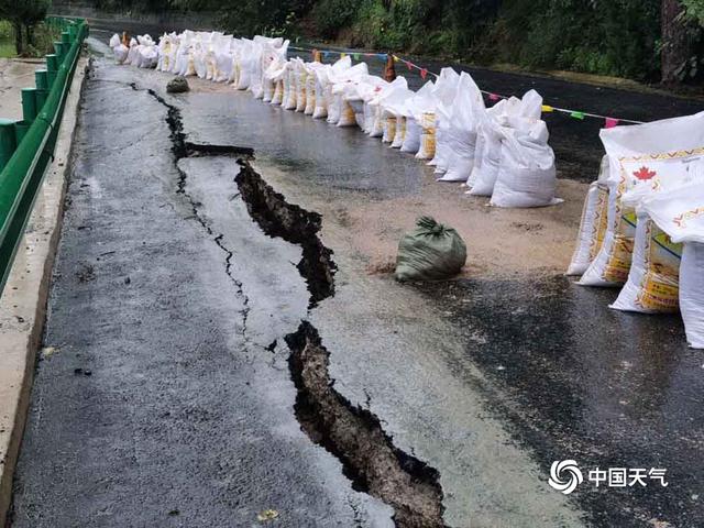甘肃成县接连遭遇强降雨 多地山体滑坡道路垮塌