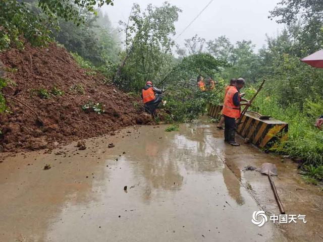 甘肃成县接连遭遇强降雨 多地山体滑坡道路垮塌