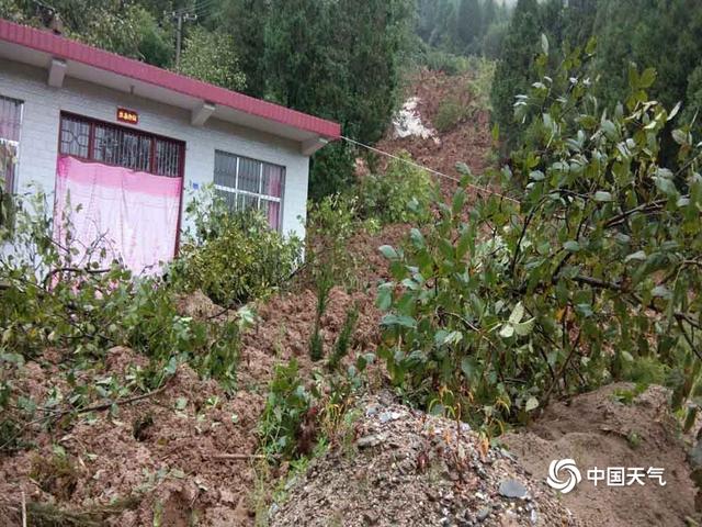 甘肃成县接连遭遇强降雨 多地山体滑坡道路垮塌