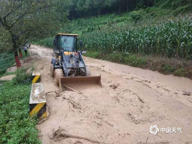 甘肃成县接连遭遇强降雨 多地山体滑坡道路垮塌