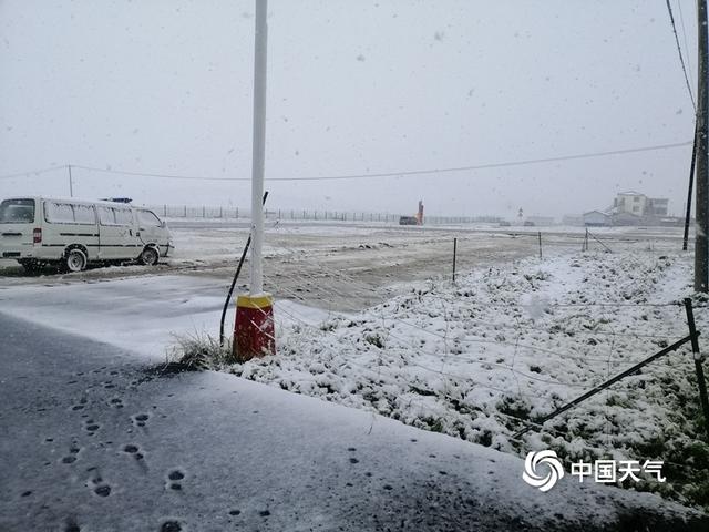 甘肃碌曲八月飞雪 尕海湖畔白雪皑皑