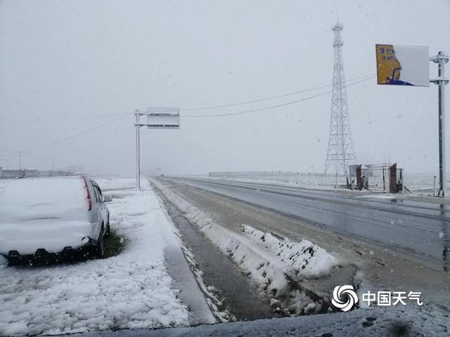 甘肃碌曲八月飞雪 尕海湖畔白雪皑皑