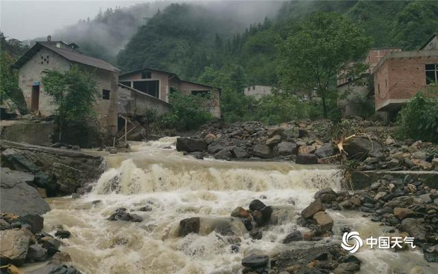 云南绥江盐津遭遇强降水 山洪冲毁房屋山体滑坡石块滚落