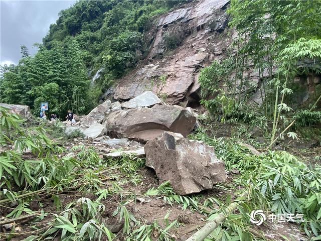 云南绥江盐津遭遇强降水 山洪冲毁房屋山体滑坡石块滚落