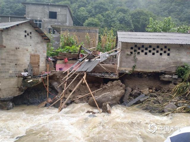 云南绥江盐津遭遇强降水 山洪冲毁房屋山体滑坡石块滚落