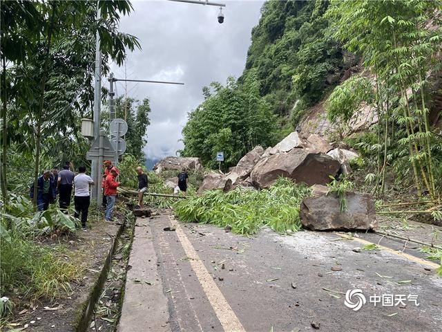 云南绥江盐津遭遇强降水 山洪冲毁房屋山体滑坡石块滚落