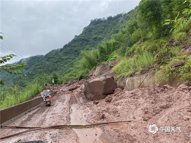 云南绥江盐津遭遇强降水 山洪冲毁房屋山体滑坡石块滚落