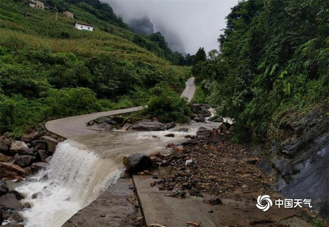 云南绥江盐津遭遇强降水 山洪冲毁房屋山体滑坡石块滚落