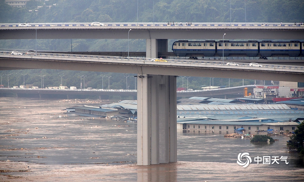 长江重庆段洪水水位破1981年历史极值 直击“看海”现场