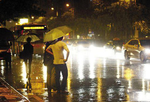 夜间 暴雨.jpg